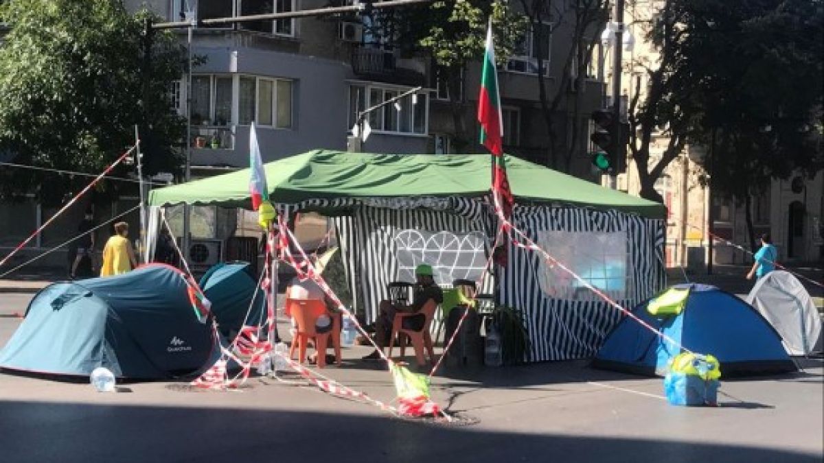 Зевзекът Росен Марков попиля палаткаджиите във Варна и сложи Слави Трифонов на мястото му СНИМКИ