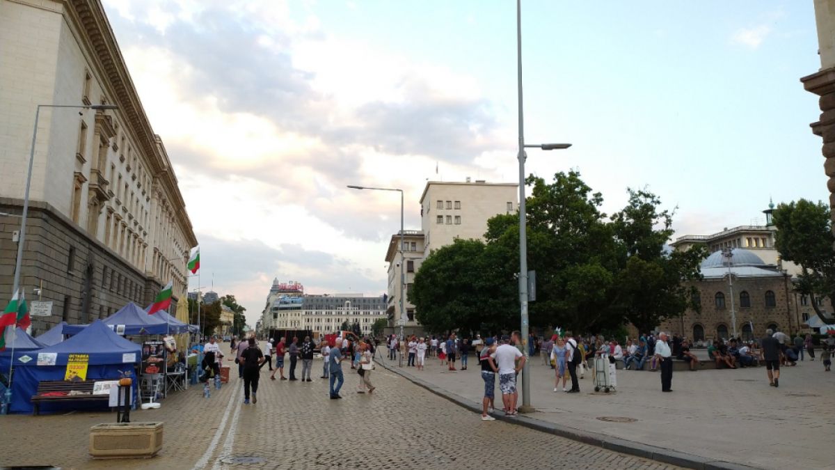 Опъват още палатки в центъра на София! Готвят се за... СНИМКИ 