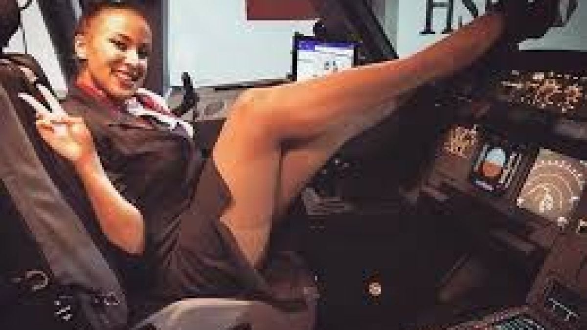 Стюардеса се снима чисто гола под душа и възхити феновете СНИМКИ 18+