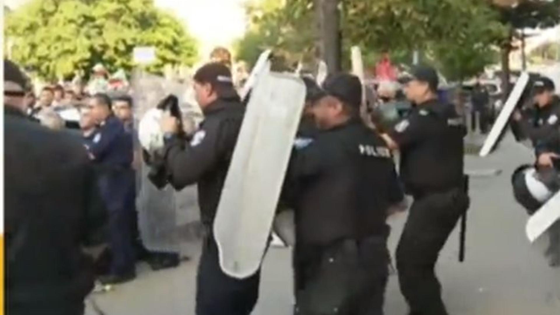 Протестиращи нападнаха патрулка и полицаи на Ларгото, има арестуван СНИМКИ