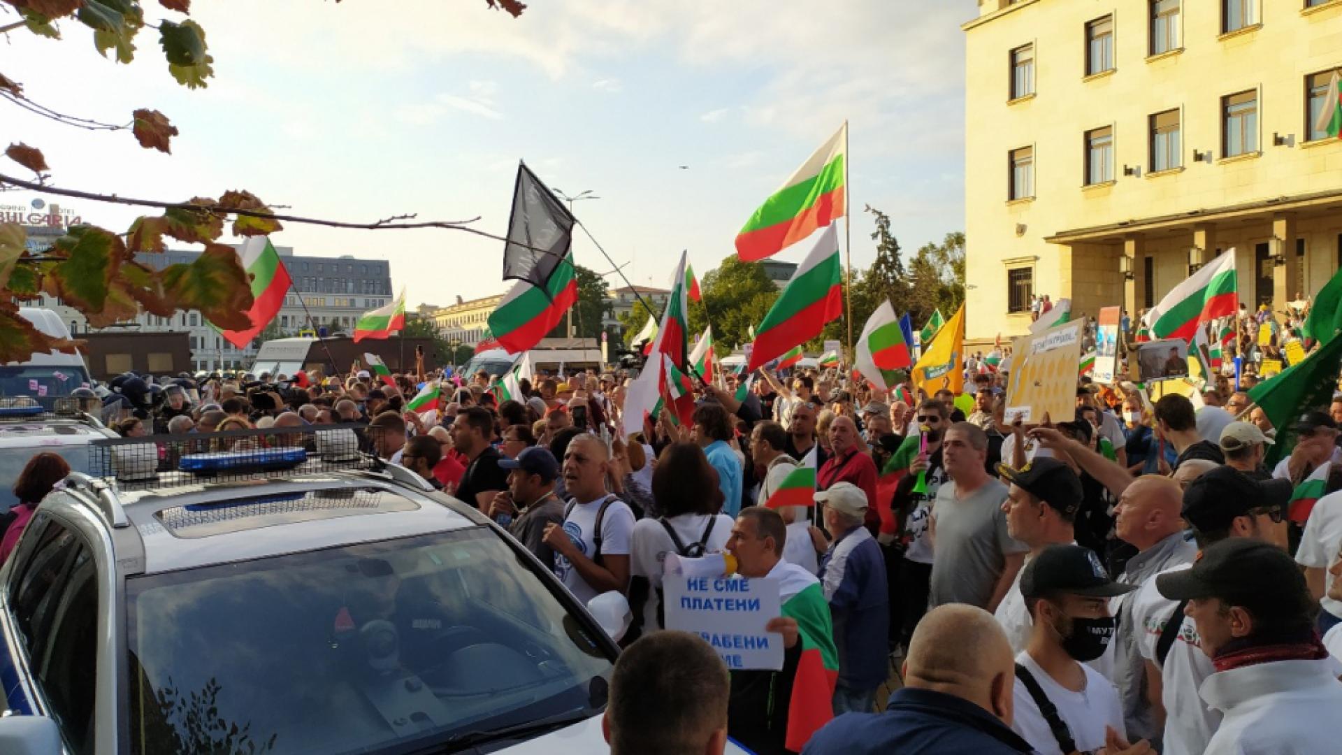 Ексклузивно в БЛИЦ TV! Нова опасна провокация на протестиращи! СНИМКИ