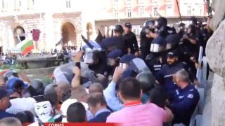 Извънредно! Свирепи сблъсъци пред парламента, летят павета и бомбички СНИМКИ
