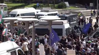 Прозвуча команда за кръв на протеста: Мъжете насам! Давайте бомбите! ВИДЕО