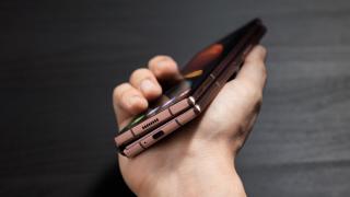 VIVACOM започва предварителната продажба на новия сгъваем смартфон Samsung Galaxy Z Fold2