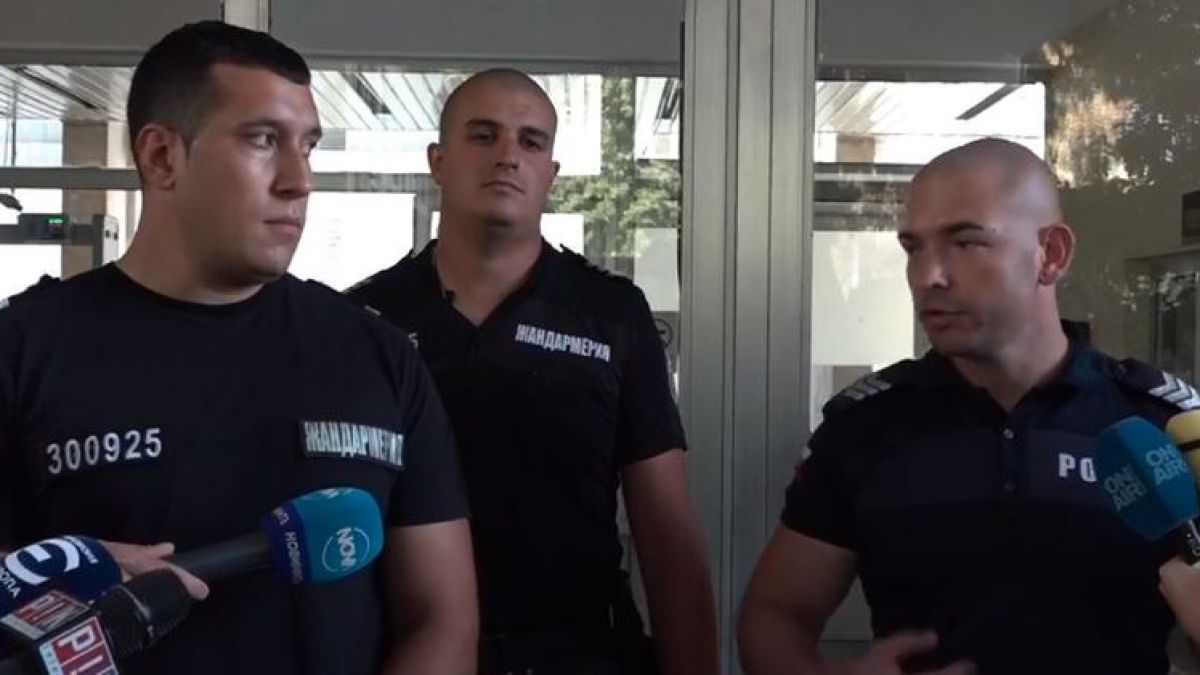 Бити на убиване: Пострадали полицаи със смразяващ разказ за агресията на метежниците