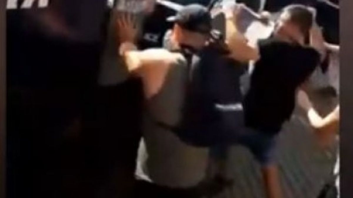 Стряскащи КАДРИ: Щурмоваци от протеста в София нападат полицаи по сценарий от Майдана в Киев