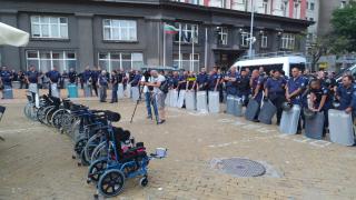 Полицаите направиха нещо неочаквано и изненадаха протестиращите БЛИЦ TV