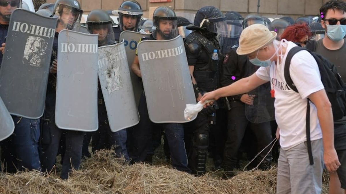 Блъсков изригна срещу метежниците: 3 пълнителя олово в главата! Моментално! ВИДЕО
