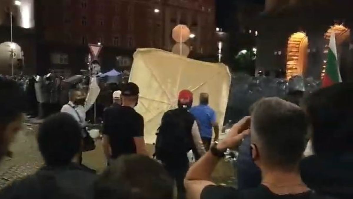 Меле между полиция и протестиращи, напрежението ескалира ВИДЕО