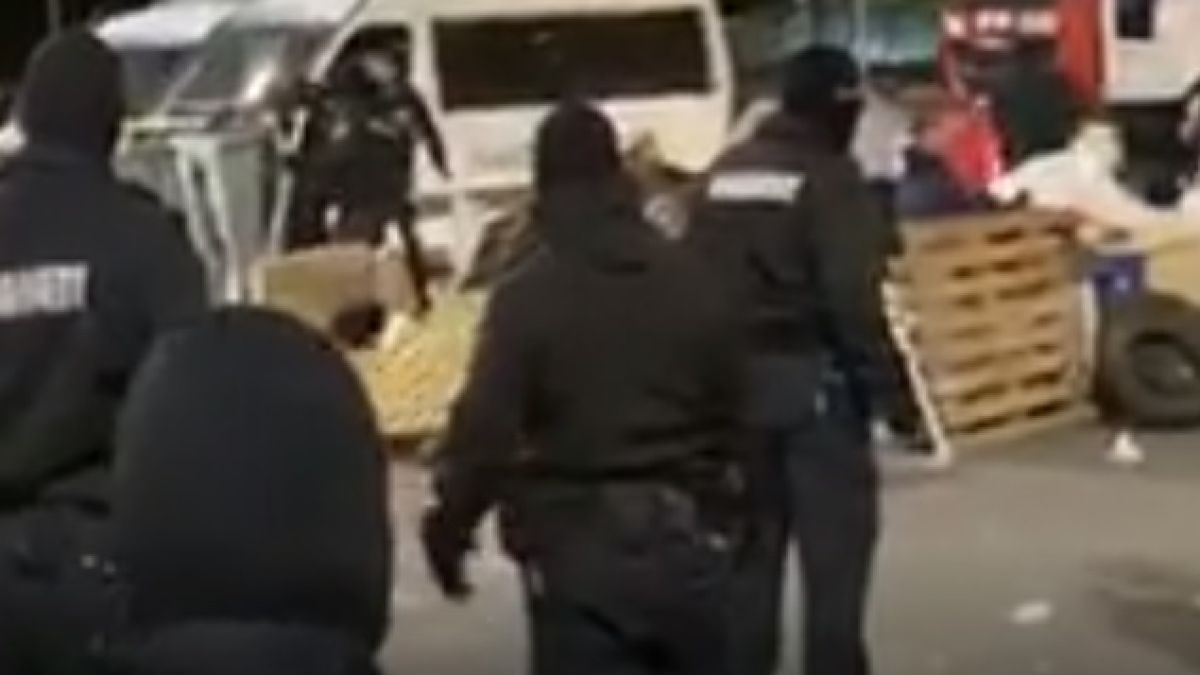Извънредно в БЛИЦ! Спецакция на полицията премахна една от блокадите в София ВИДЕО