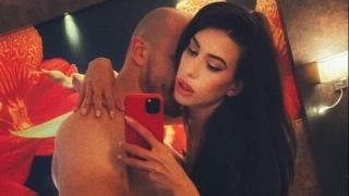 Срамота! Плеймейтка оскверни НДК с необуздан секс пред фонтаните СНИМКИ 18+