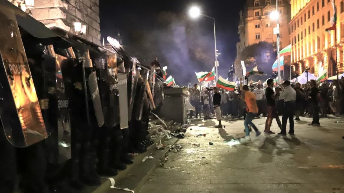 Ексклузивно ВИДЕО показва как протестиращите тарашат и крадат от палатковия лагер 