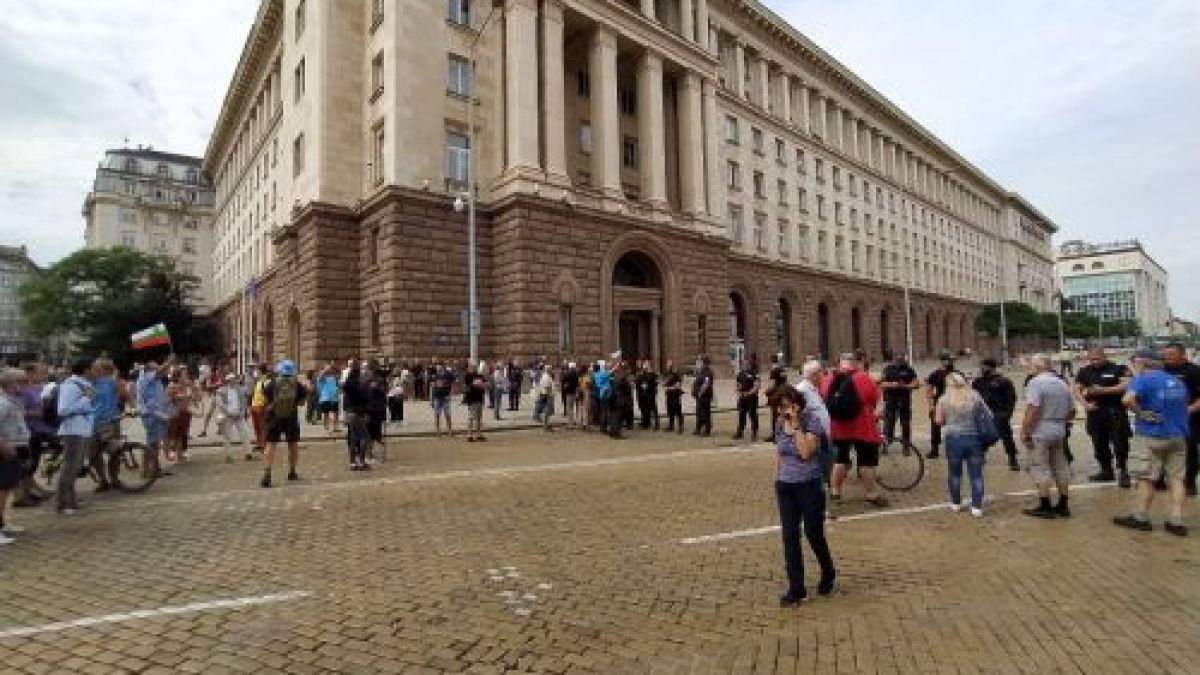 Полицията въдвори ред на Ларгото и освободи движението