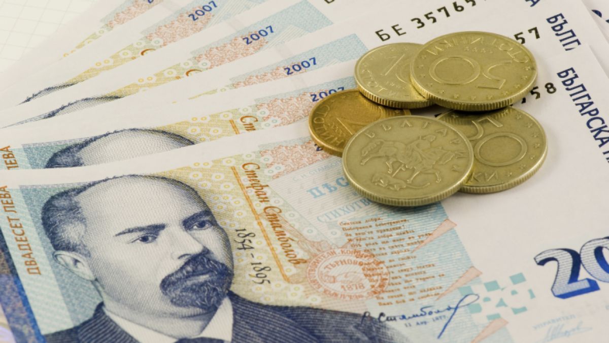 Нагла измама! 50-годишна олекна с 5000 лв. заради мобилно приложение