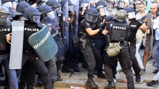 На СНИМКА от Великото народно въстание лъсна поредната простащина на протестиращите  