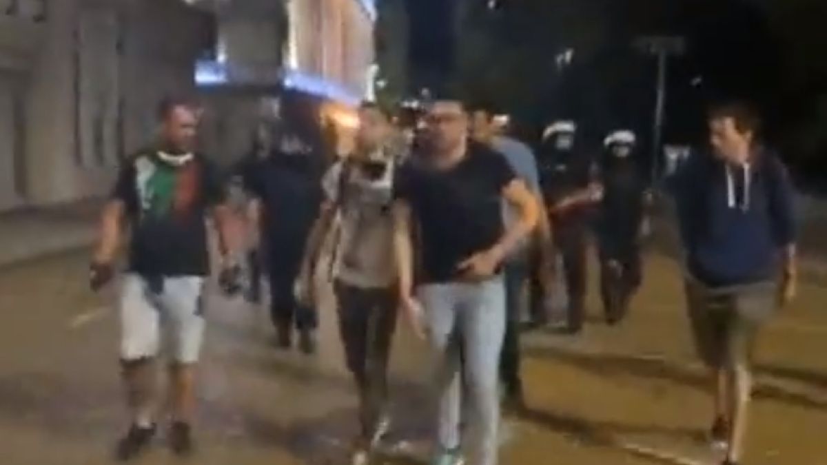 Протестърите ронят сълзи под това зрелищно ВИДЕО 