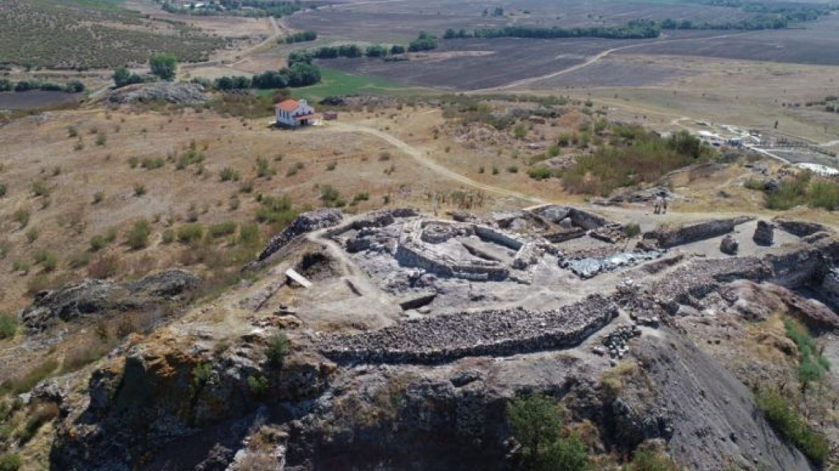 Откриха величествена кула в средновековен град до Бургас
