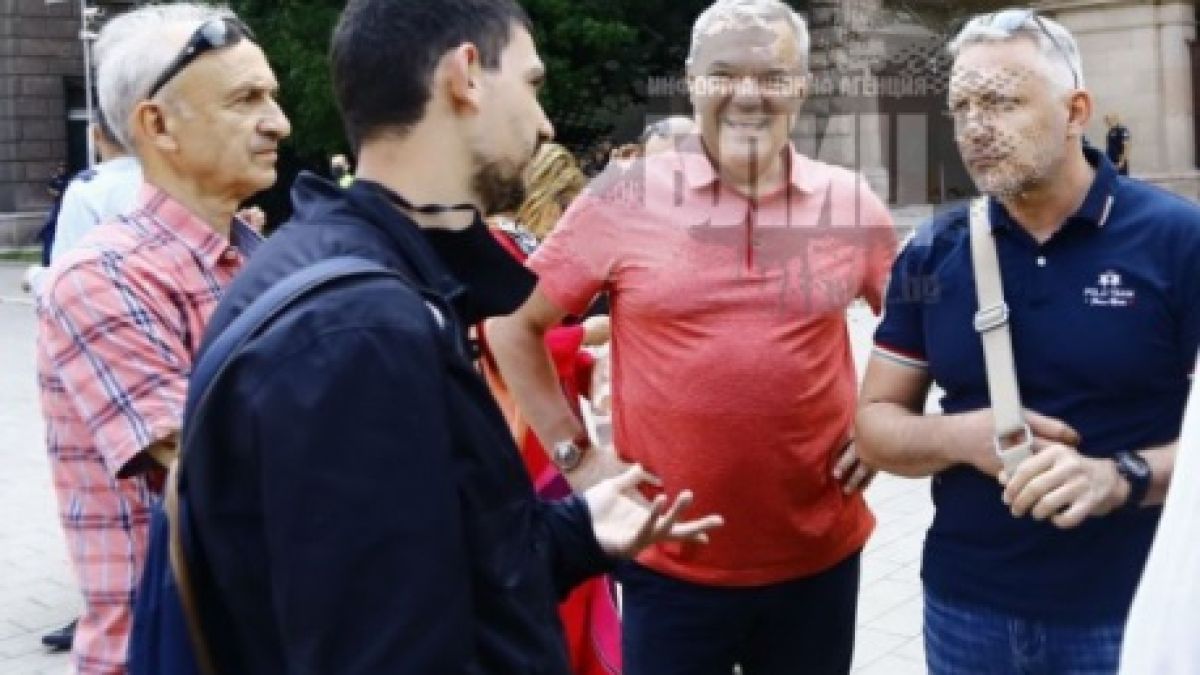 Защо Васил Божков наднича зад Румен Петков на протестите СНИМКИ