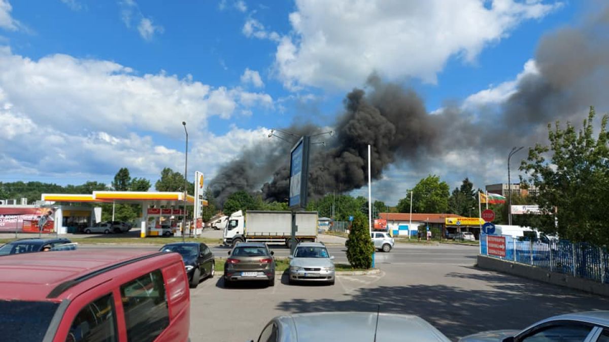 Извънредно в БЛИЦ! Гъст дим трови "Люлин", положението е взривоопасно! СНИМКИ