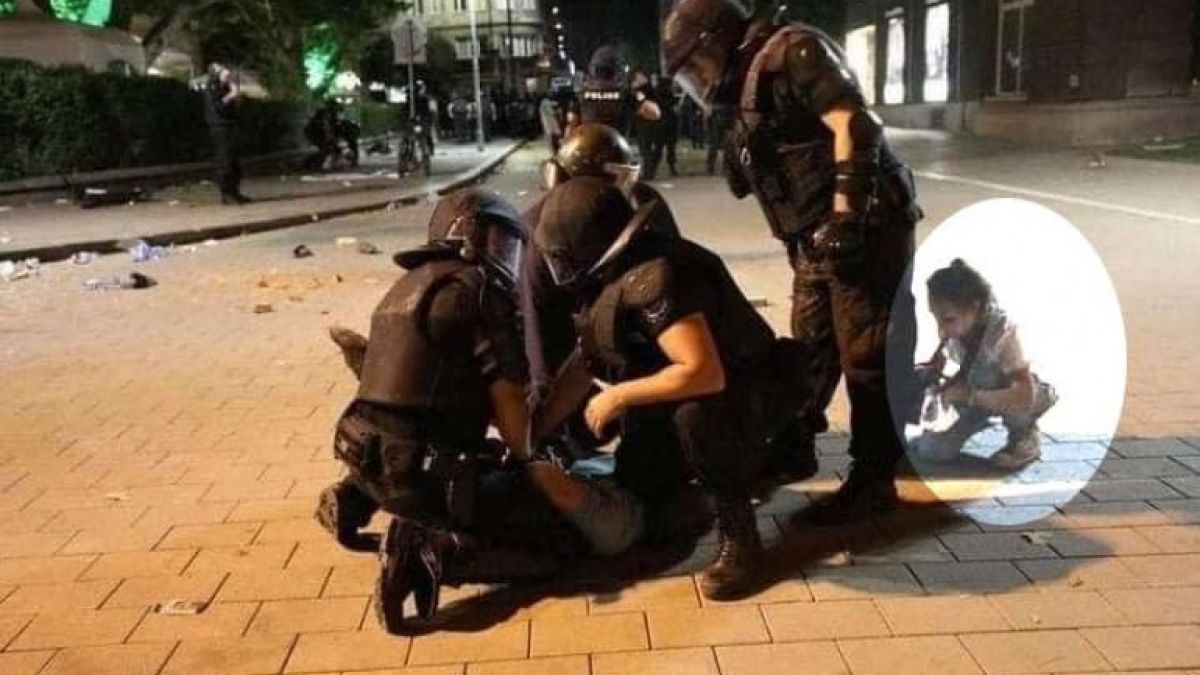 Разбиха грозна лъжа на протестърите за дете, което плаче за арестувания си баща 