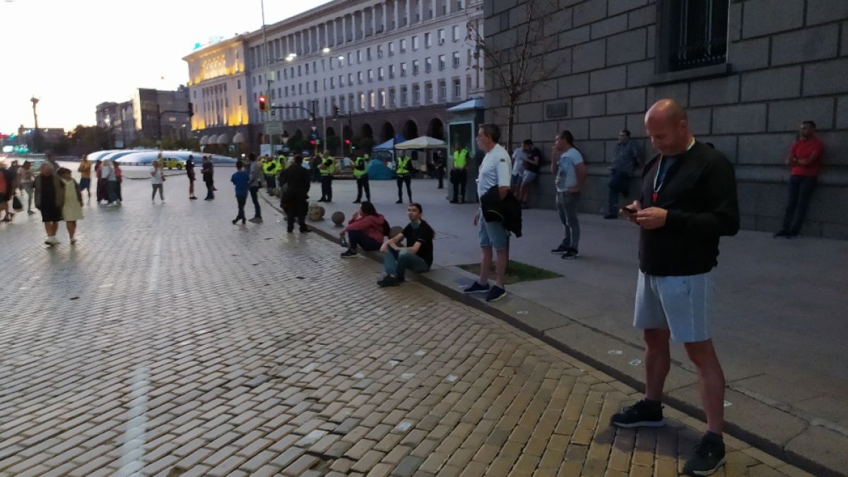 Протестиращи пак затапиха движението на Ларгото СНИМКИ