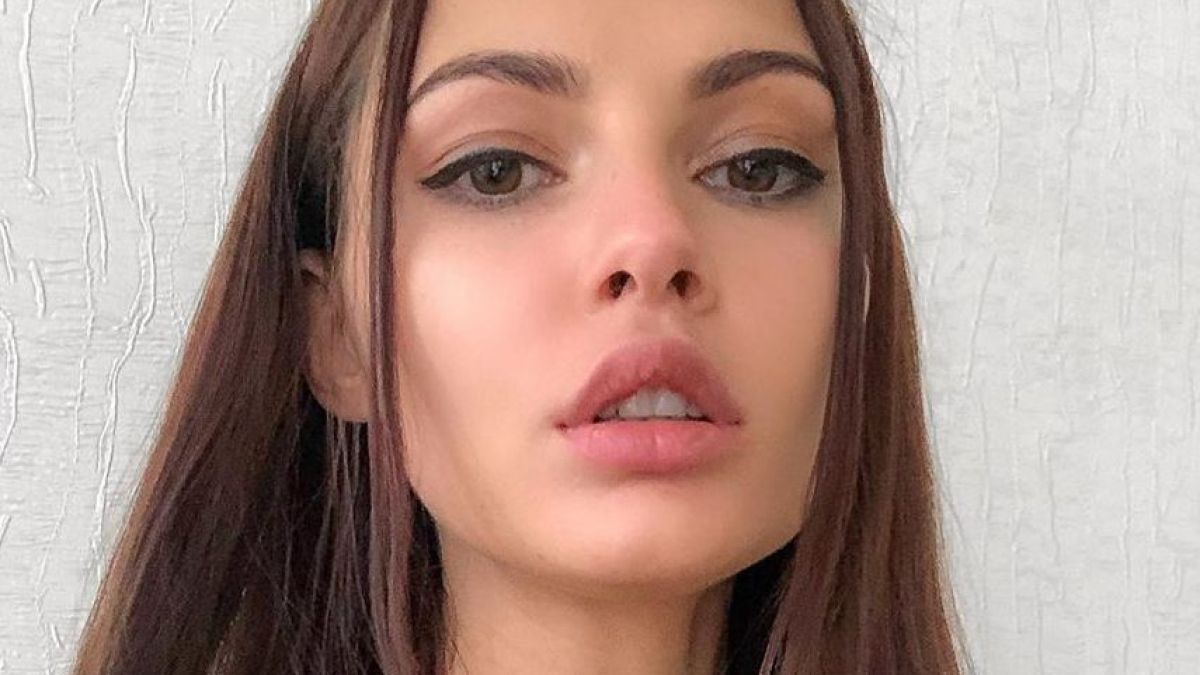 Чисто гола руска певица тича по улицата СНИМКА 18+