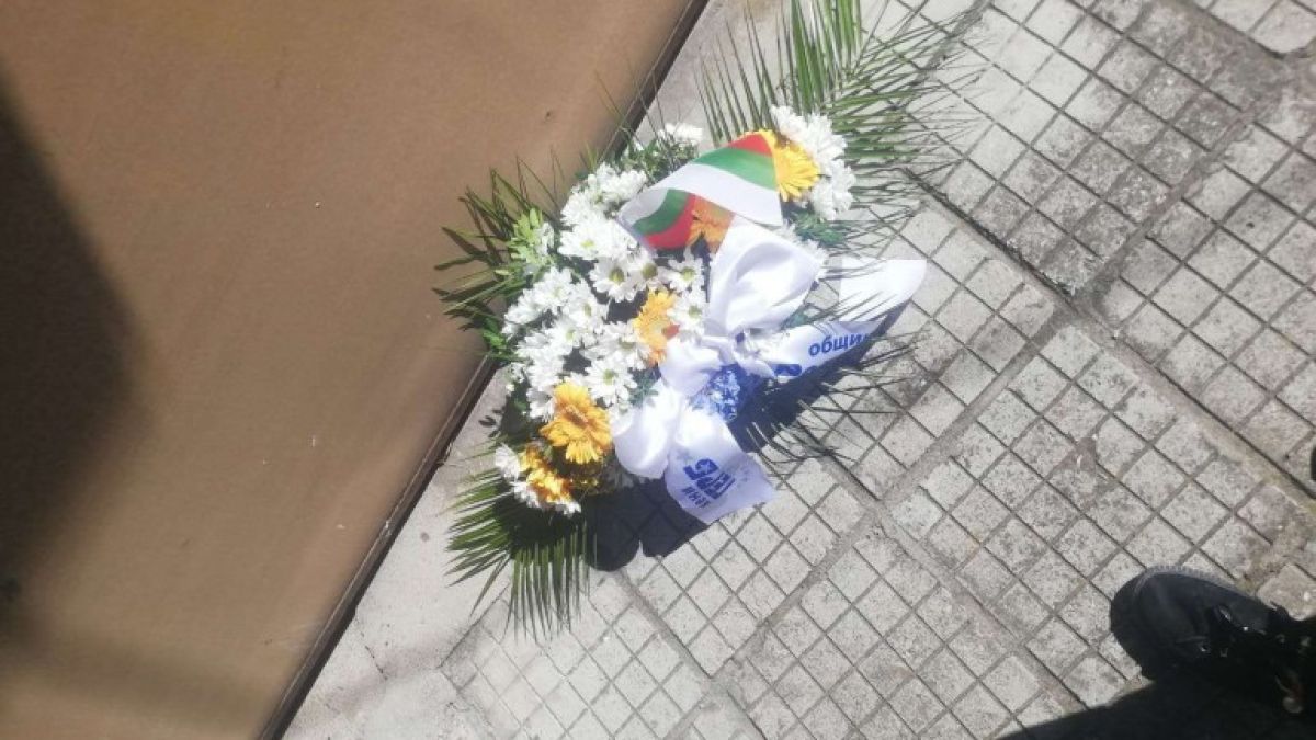 Протоколът на президента изхвърлил венец на ГЕРБ, за да може Радев да... СНИМКИ