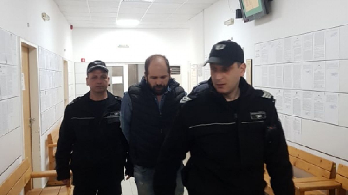 Пипнат в крачка: Бившият на Мегз окован в белезници, извърши нещо ужасно