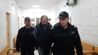 Пипнат в крачка: Бившият на Мегз окован в белезници, извърши нещо ужасно