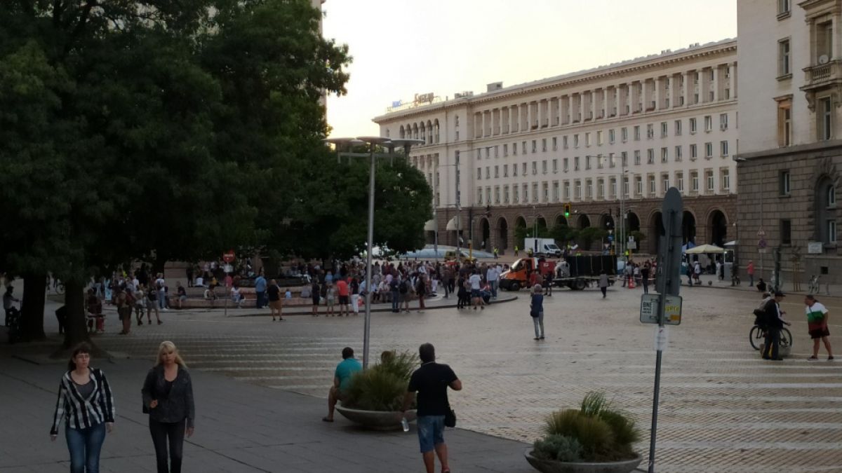60-и ден на протести, участниците се броят на пръсти СНИМКИ