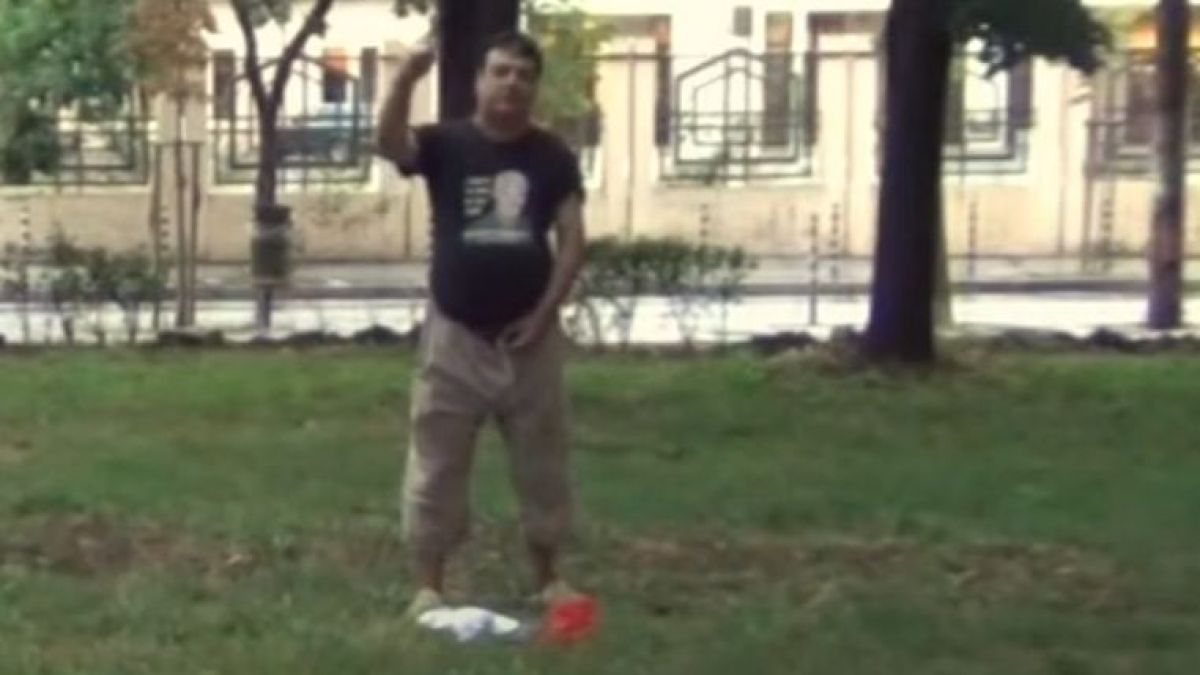 Михаил, запалил българското знаме, пак се изгаври с трибагреника ВИДЕО 18+