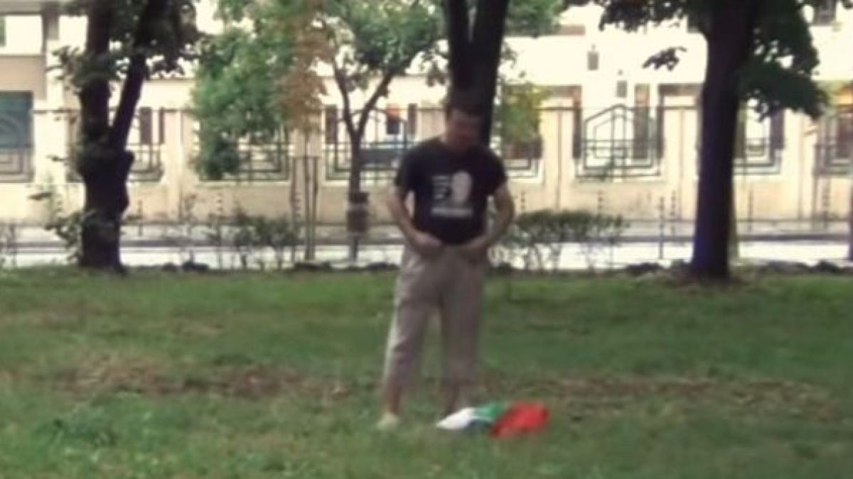 Разкрит: Протестър е пикаещият върху трибагреника! ВИДЕО 18+