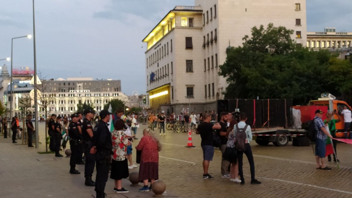 Протестиращите си прожектират филмчета върху бившия партиен дом СНИМКИ
