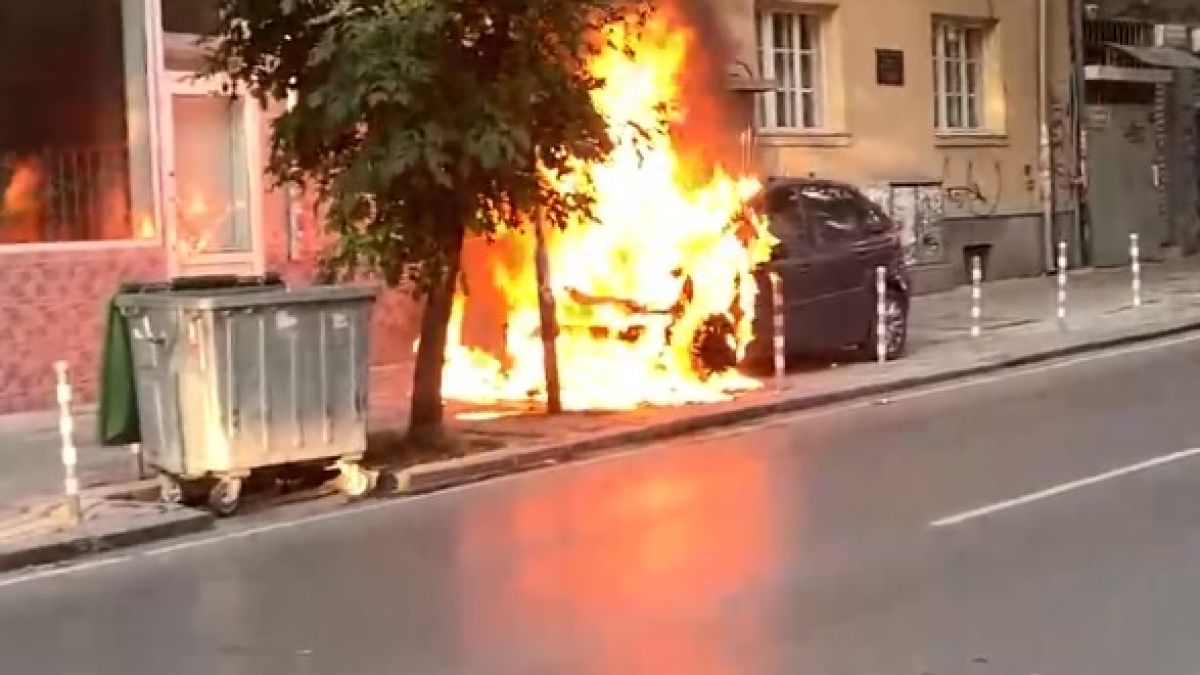 Огнен инцидент: Автомобил горя в центъра на столицата ВИДЕО
