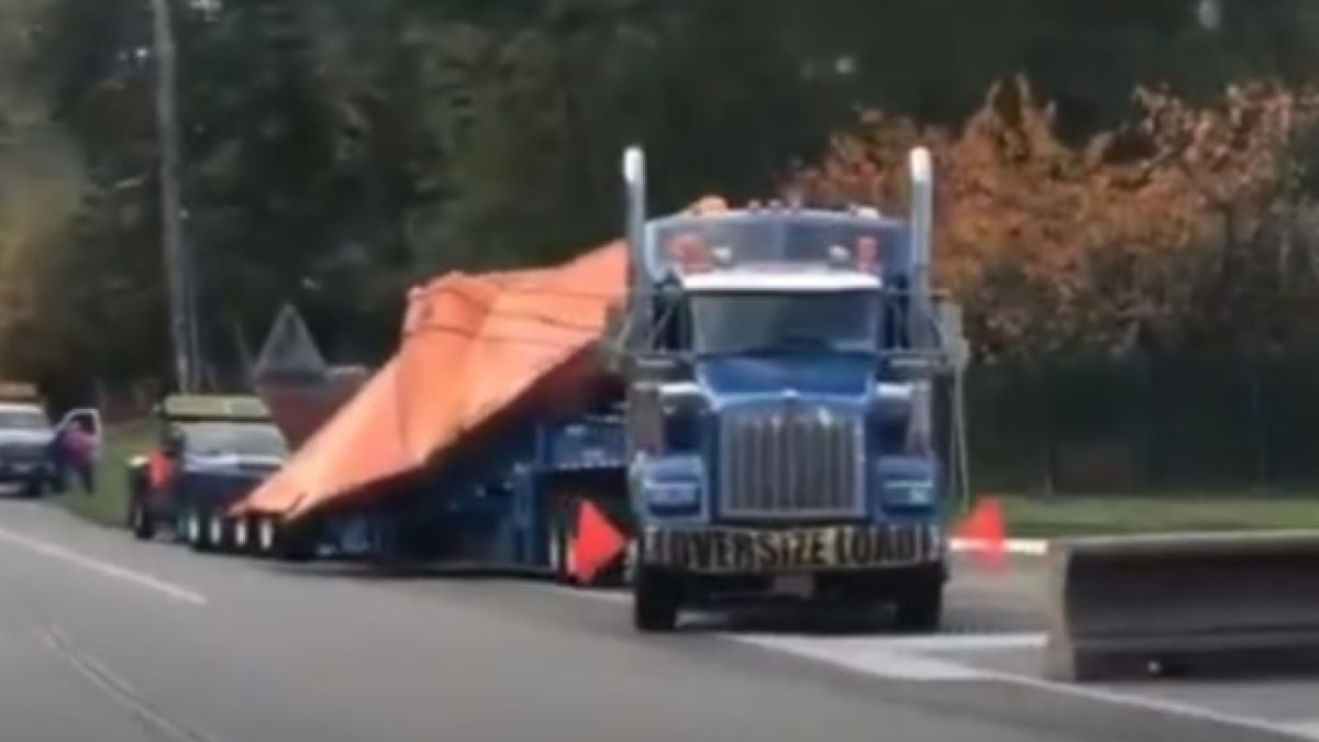 Сензационно: Огромно оранжево НЛО е превозено с камион до "Зона 51" 