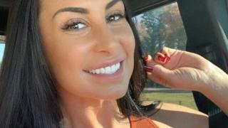 Момичета поставят автоколани на голите си гърди СНИМКИ 18+