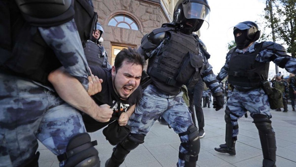 Протестъри се издъниха с втора сълзлива новина за арест на баща пред дете 