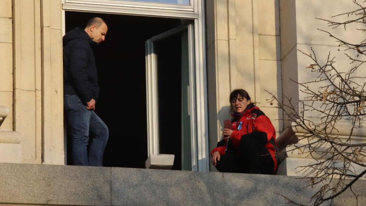 Извънредна новина за медсестрата, висяла на перваза на Партийния дом
