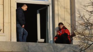 Извънредна новина за медсестрата, висяла на перваза на Партийния дом