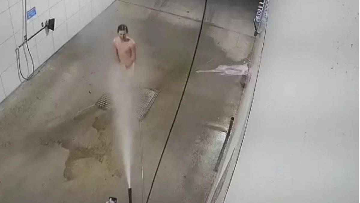 Чисто гол мъж си изми атрибутите на автомивка, но не и колата ВИДЕО
