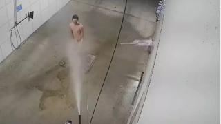 Чисто гол мъж си изми атрибутите на автомивка, но не и колата ВИДЕО