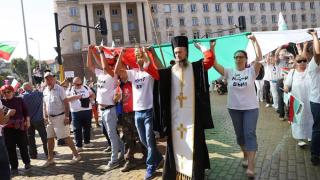 Битак: Съмнителни мургави типове обикалят протеста, обърнаха го на цирк СНИМКИ