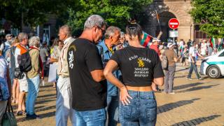 Лицата на протеста лъснаха: Само за няколко лева и сте част от битката СНИМКИ