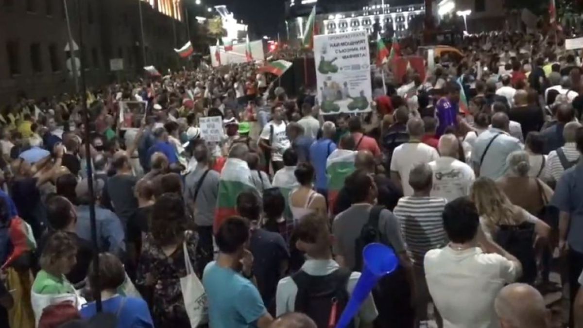 Напрежението расте: Ултраси на Божков и Василев са на протеста! Ще леят кръв срещу пари!