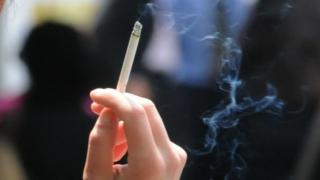 В Майорка започнаха да глобяват за пушене на улицата