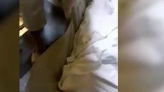 Зловещо ВИДЕО 18+ от болницата в Ямбол с тялото на полумъртъв мъж в мушама взриви мрежата