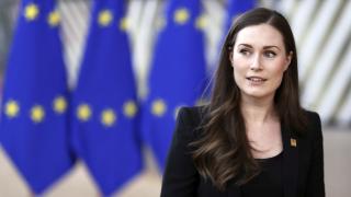Красивата финландска премиерка получи смущаващо съобщение и остава под карантина