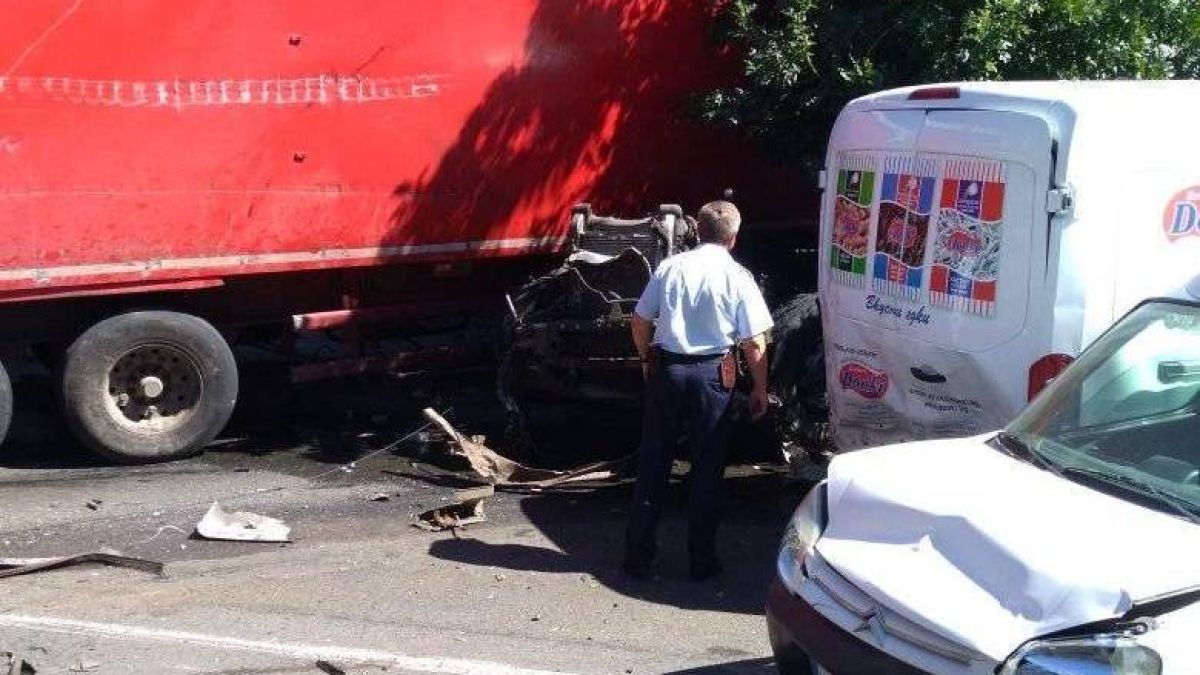 Ужас в Айтос: Камион смаза няколко коли, хвърчат линейки 