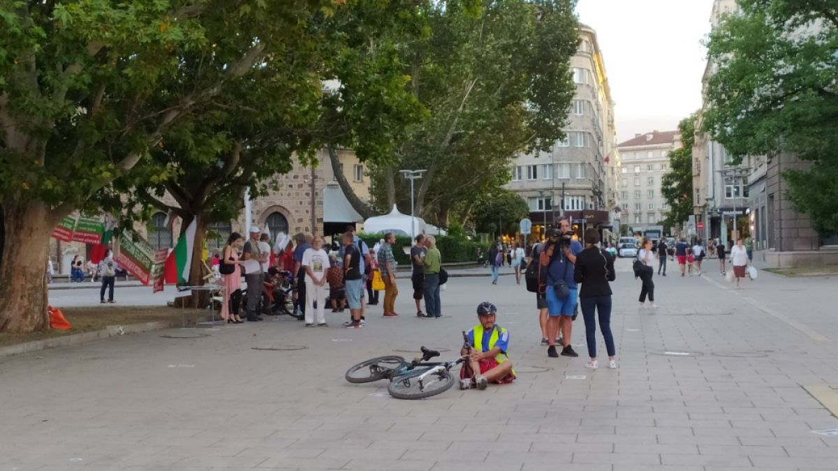 Нова блокада цъфна в София при малоброен протест СНИМКИ 