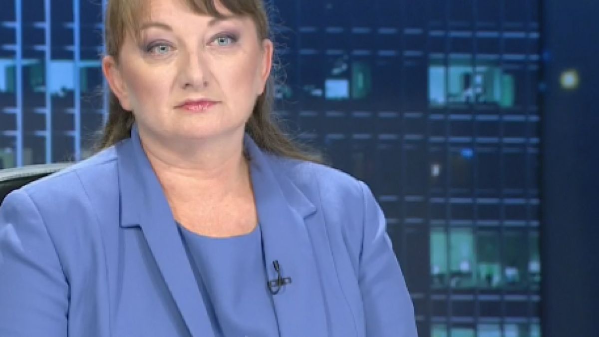 Напрежение пред БНТ, протестиращи пресрещнаха министър Сачева 